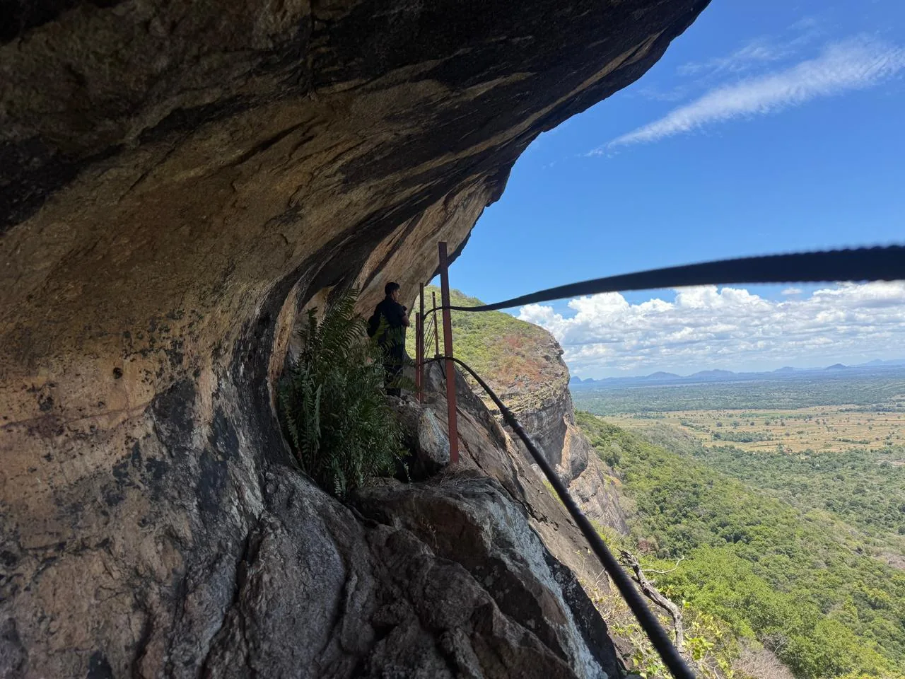 The ledge path above the plain
