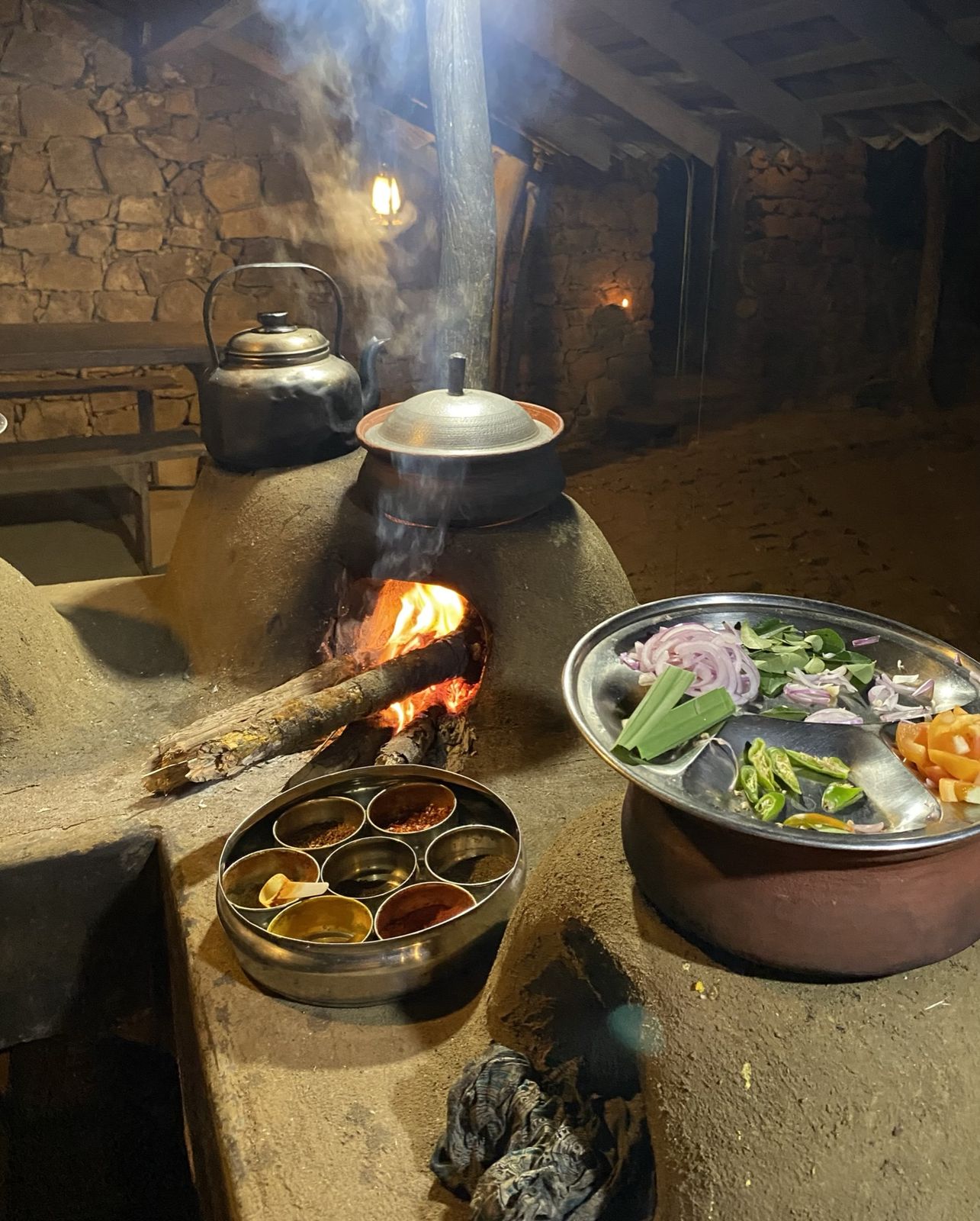 Meals around the open kitchen at Galkadawala