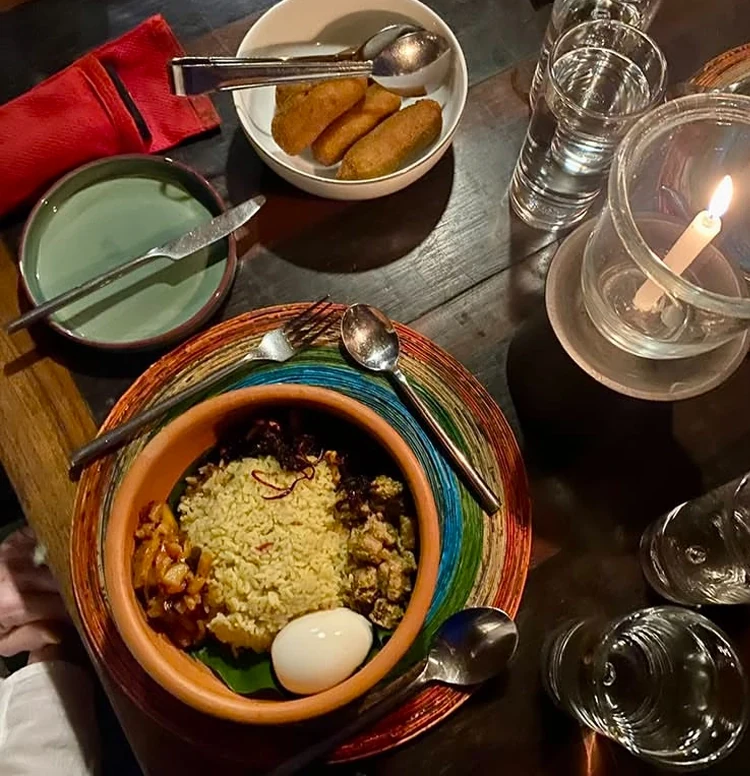 Meals around the open kitchen at Galkadawala